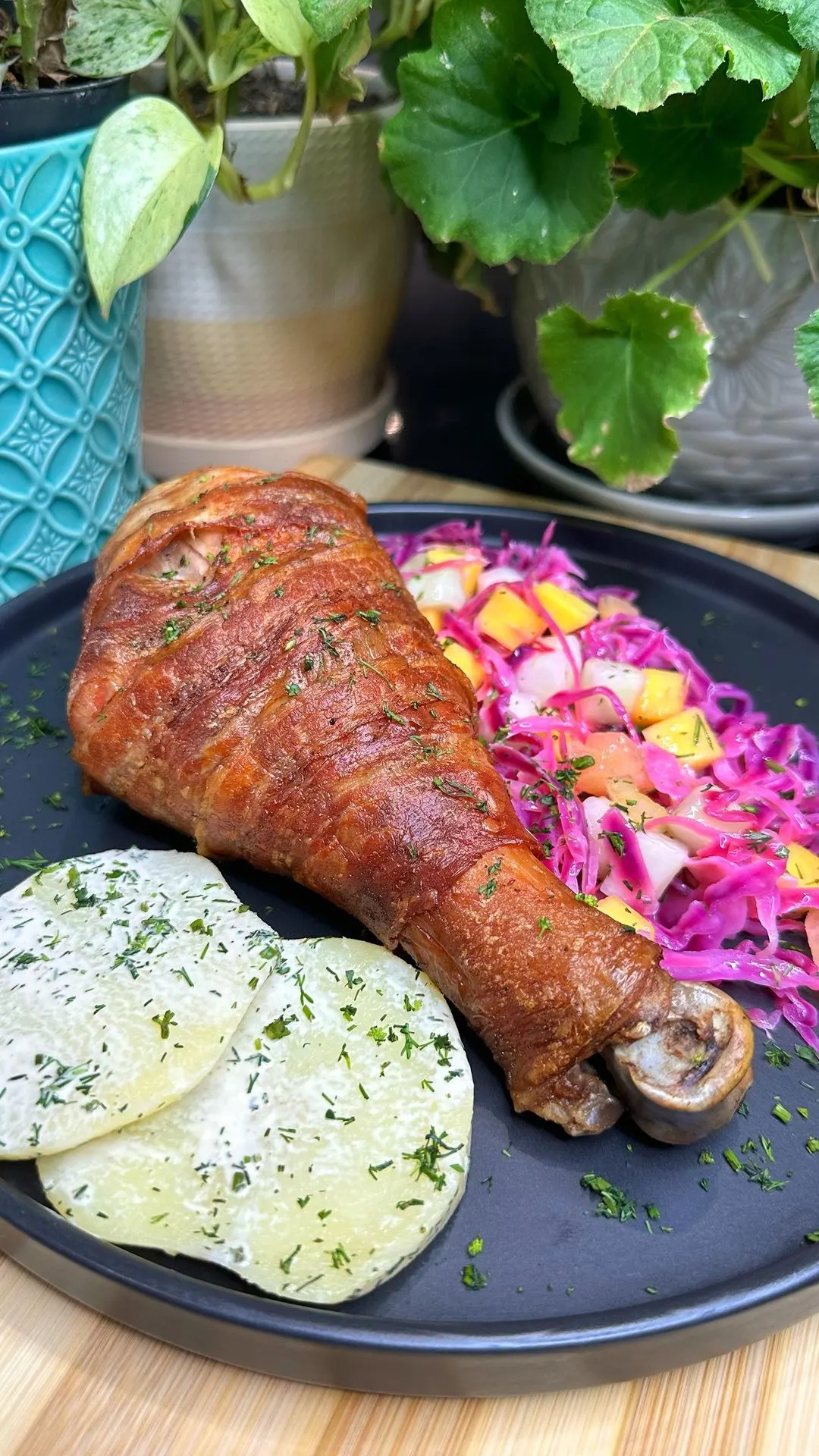 pierna-de-pavo-envuelta-en-tocineta-con-salsa-de-maracuya-turkey-leg-wrapped-in-bacon-with-passion-fruit-sauce