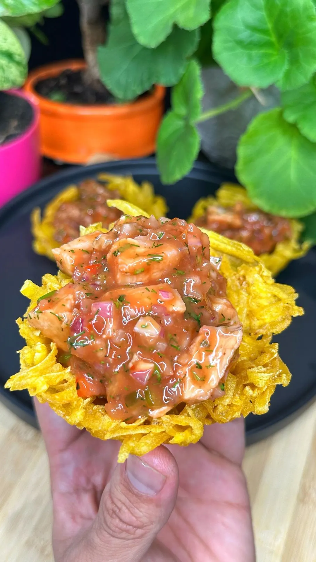 coctel-de-chicharron-con-canastas-de-patacon-chicharron-cocktail-with-plantain-baskets