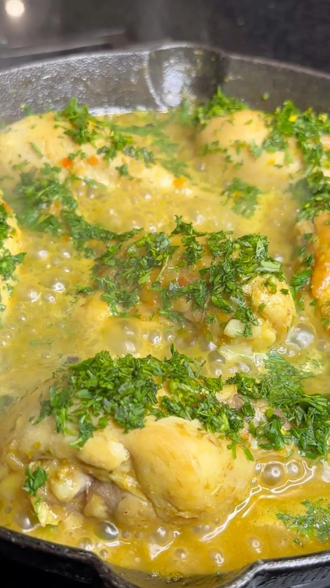 pollito-en-salsa-de-coco-pataconcito-y-arroz-de-pajarito-chicken-in-coconut-sauce-small-fried-plantain-and-bird's-rice