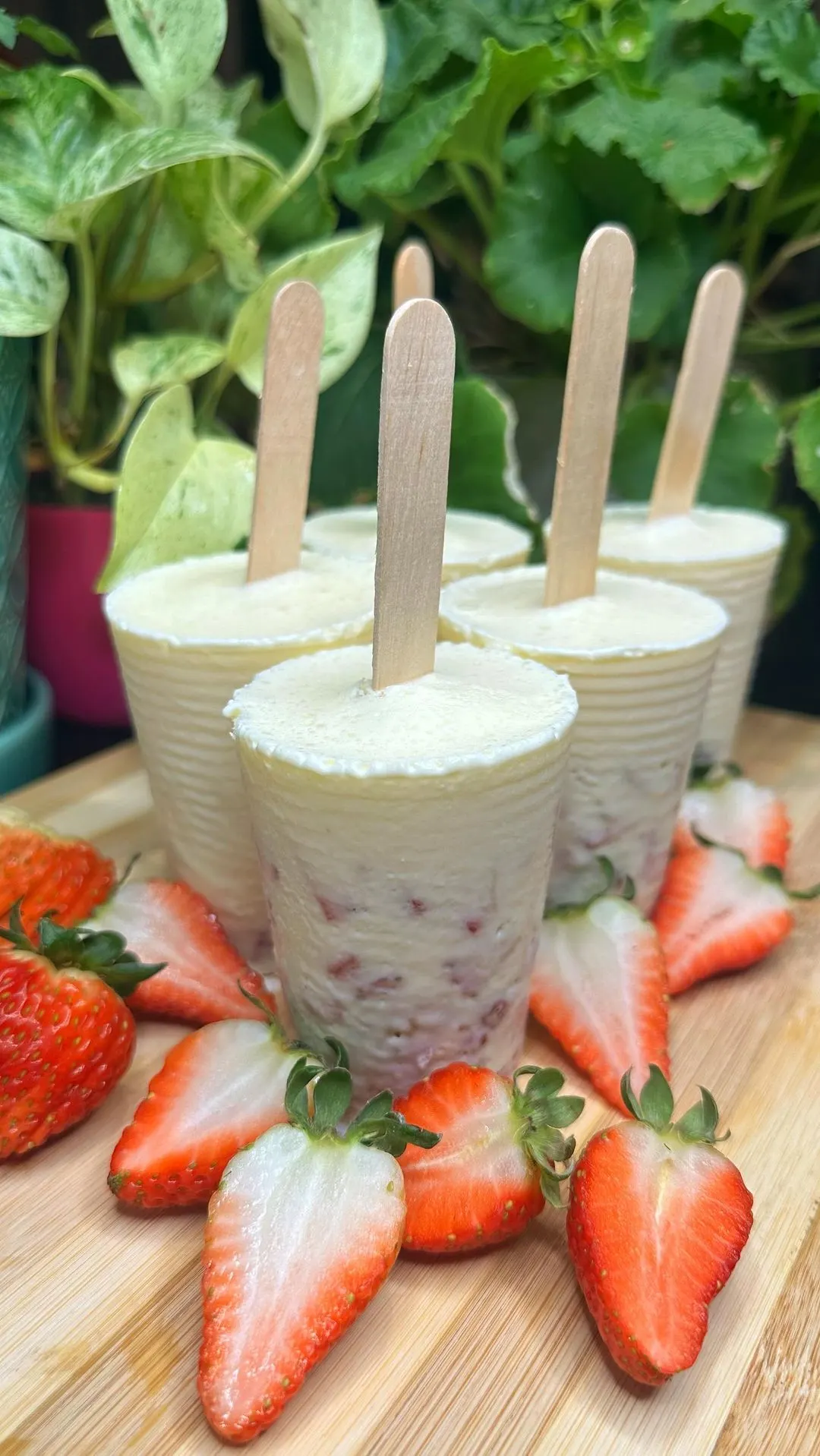paletas-de-fresa-con-crema-strawberry-and-cream-popsicles