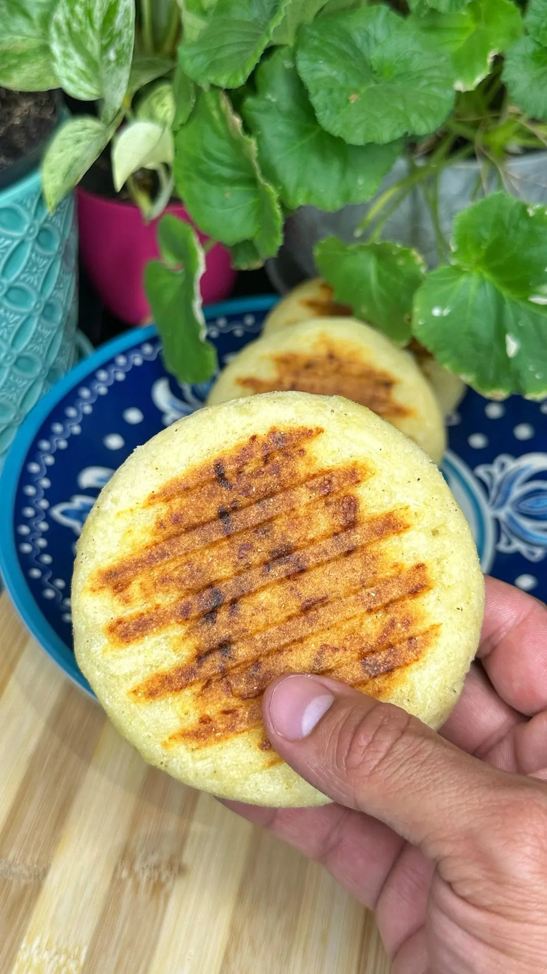 arepa-quesuda-con-leche-condensada-cheese-arepa-with-condensed-milk
