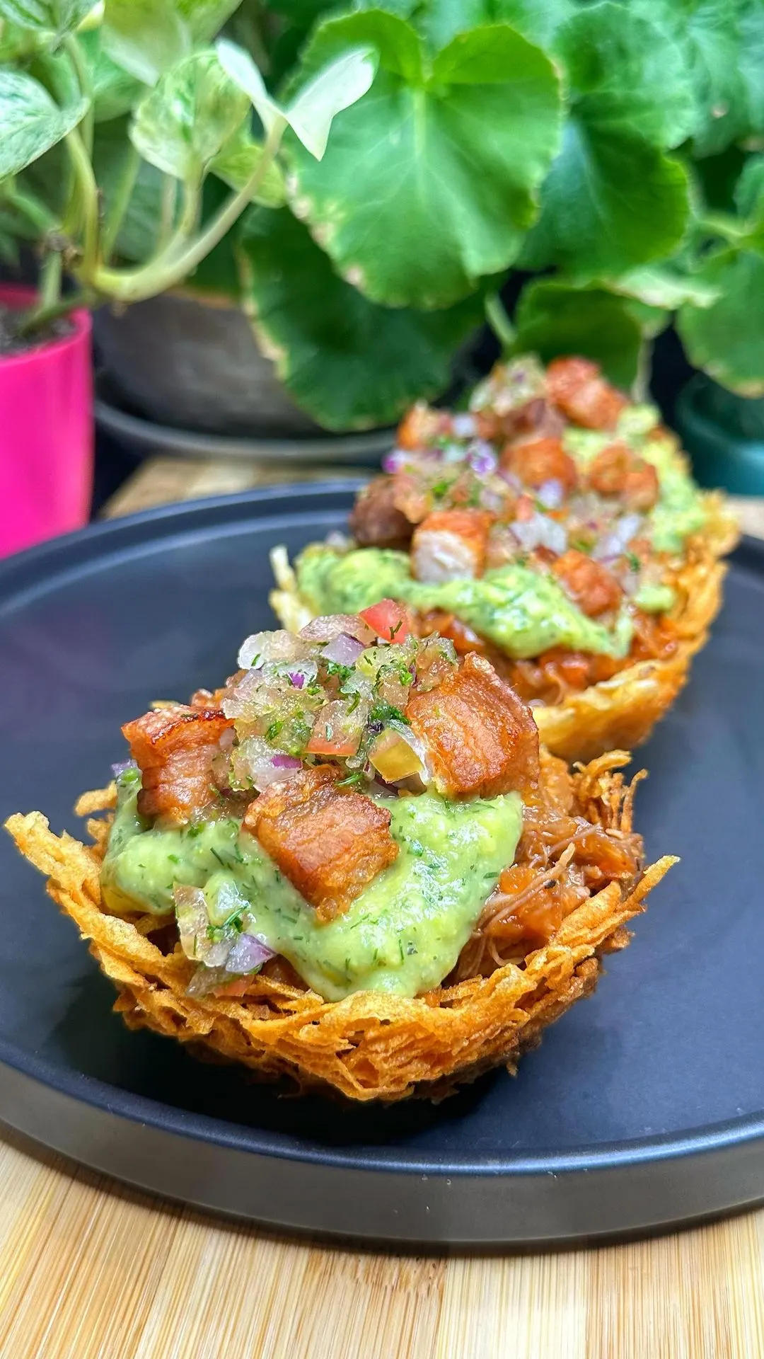 canastas-de-papas-rellenas-de-carne-de-ropa-vieja-guacamole-chicharroncito-baskets-of-potatoes-stuffed-with-shredded-beef-guacamole-and-small-pork-cracklings.