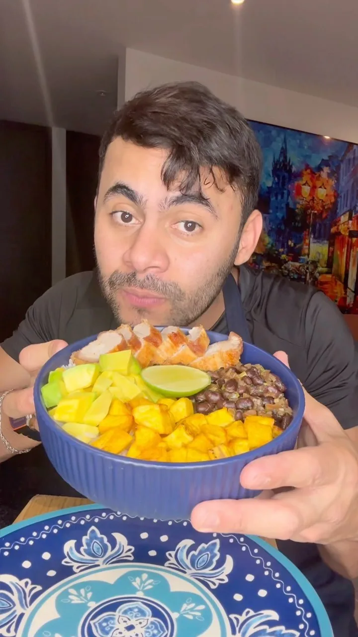 bowl-de-frijoles-con-chicharron-y-platano-maduro-bean-bowl-with-pork-rinds-and-ripe-plantain