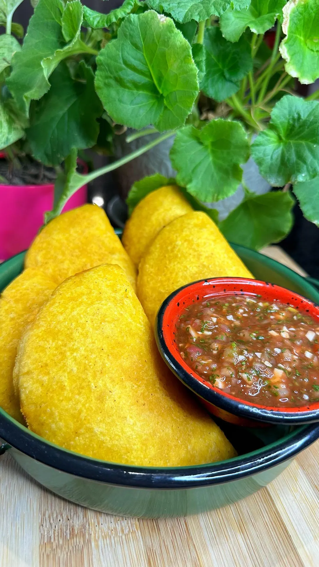 empanadas-caseras-con-aji-criollo-homemade-empanadas-with-creole-chili-sauce