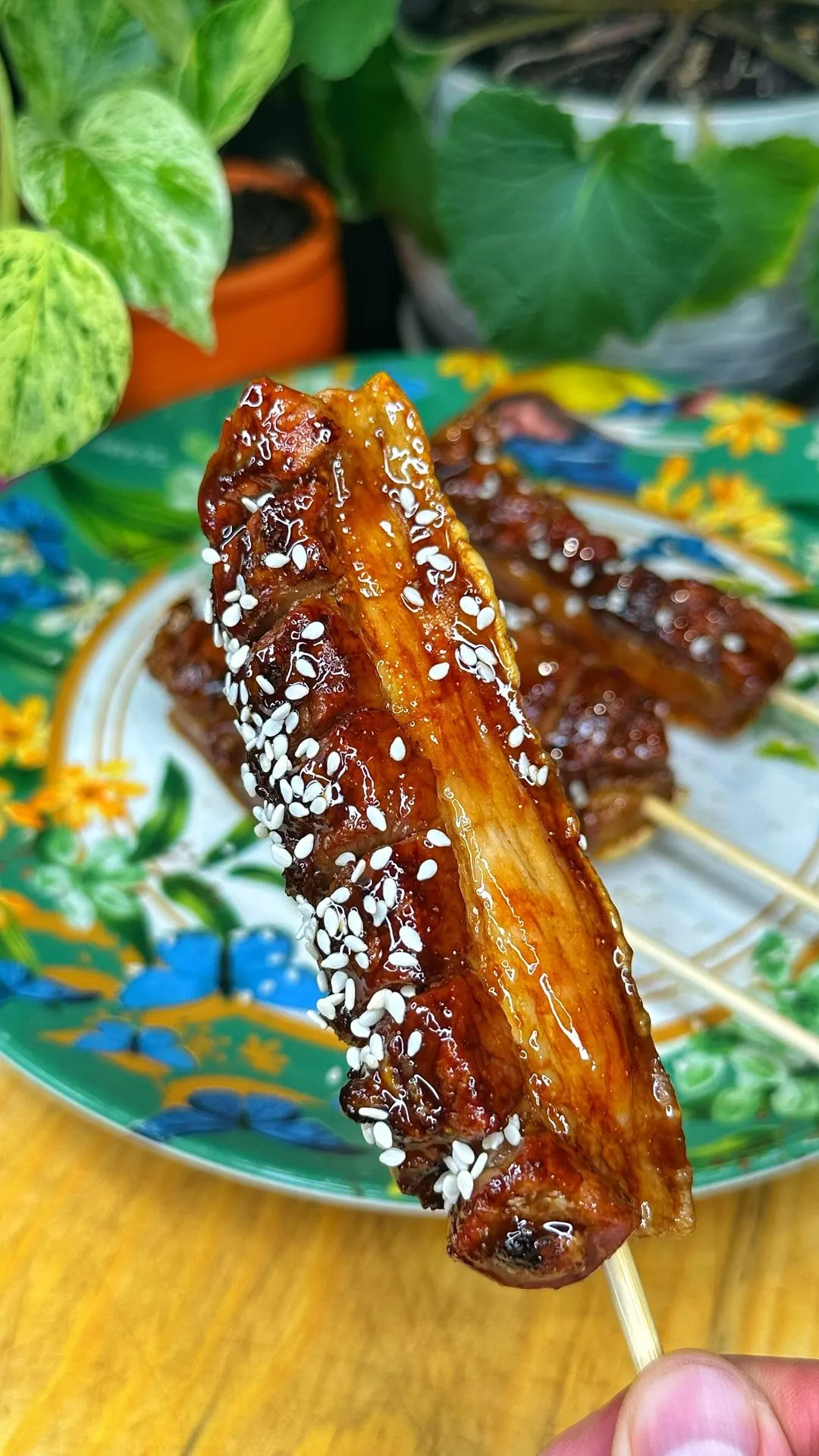 pinchos-de-chicharron-de-cerdo-con-salsa-de-cerveza-negra-dulce-pork-crackling-skewers-with-sweet-dark-beer-sauce