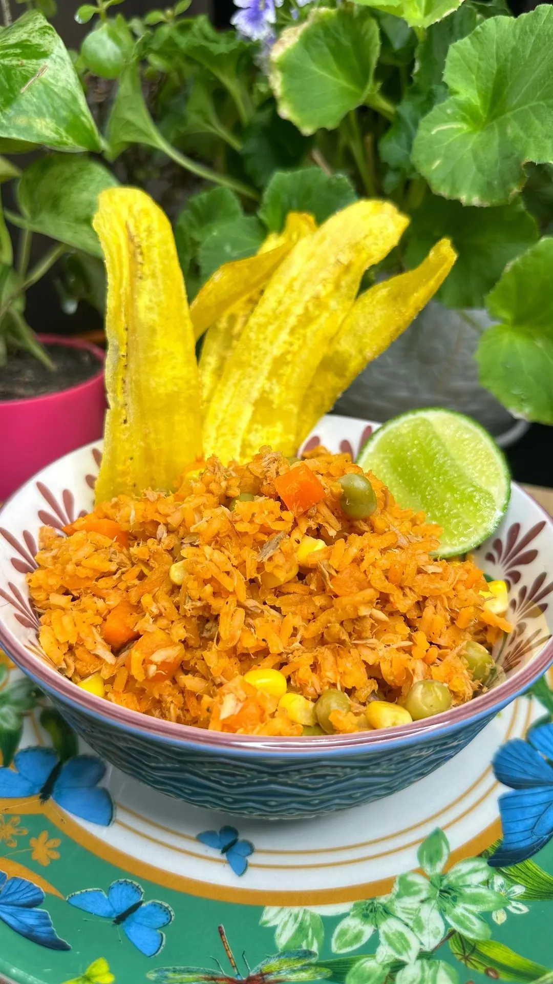 arrocito-de-atun-bien-sueltecito-con-chips-de-platano-verde-y-un-poco-de-limon-tuna-rice-nice-and-fluffy-with-green-plantain-chips-and-a-bit-of-lemon.