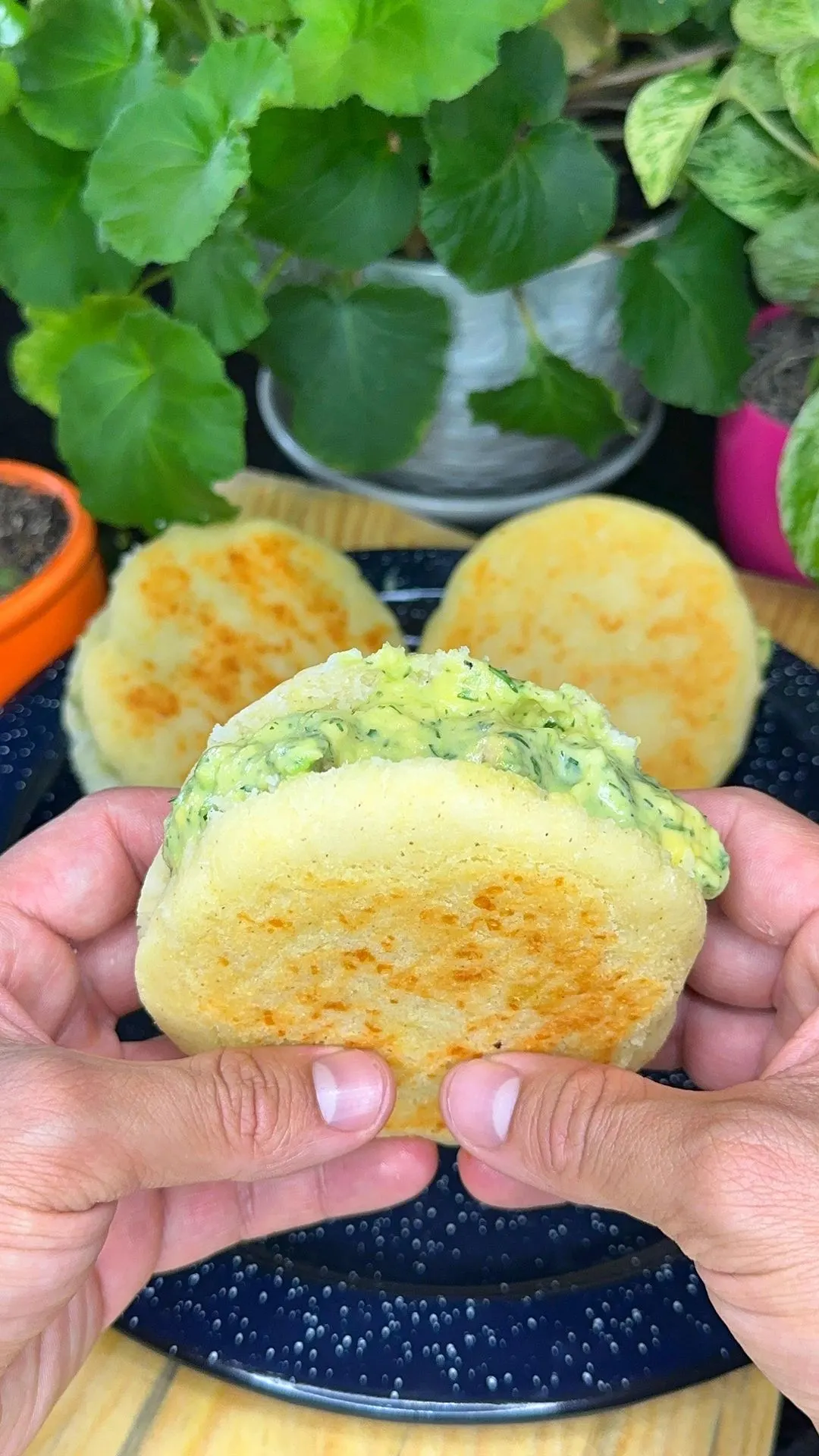 arepas-rellenas-de-chicharron-con-guacamole-stuffed-arepas-with-pork-crackling-and-guacamole