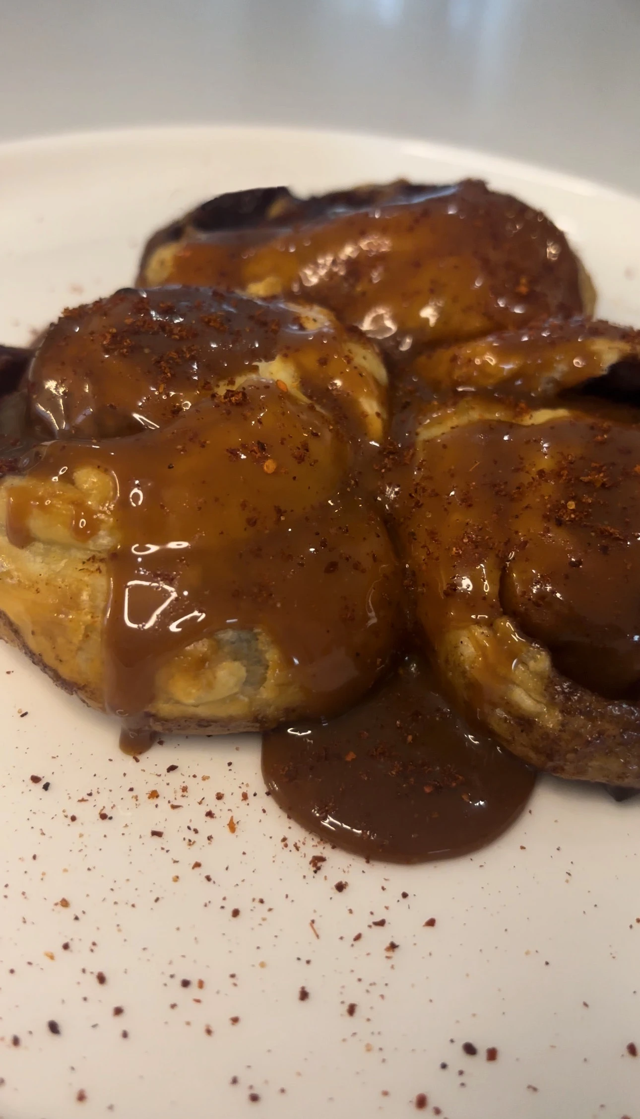 spicy-dulce-de-leche-cinnamon-buns