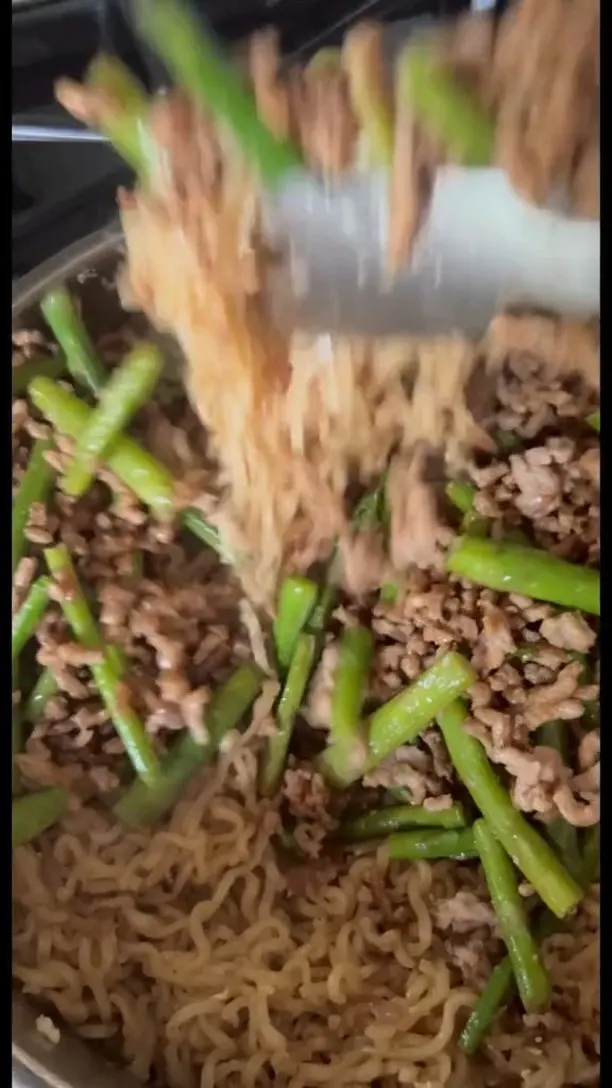 sweet-and-sticky-pork-and-asparagus-ramen