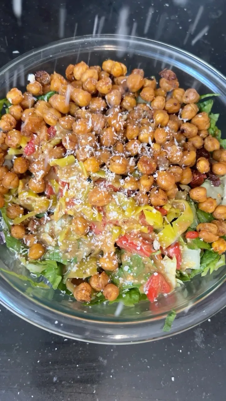 perfect-giant-salad-for-pizza-night
