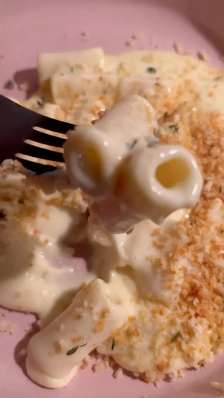 truffle-mac-and-cheese-with-herby-bread-crumbs