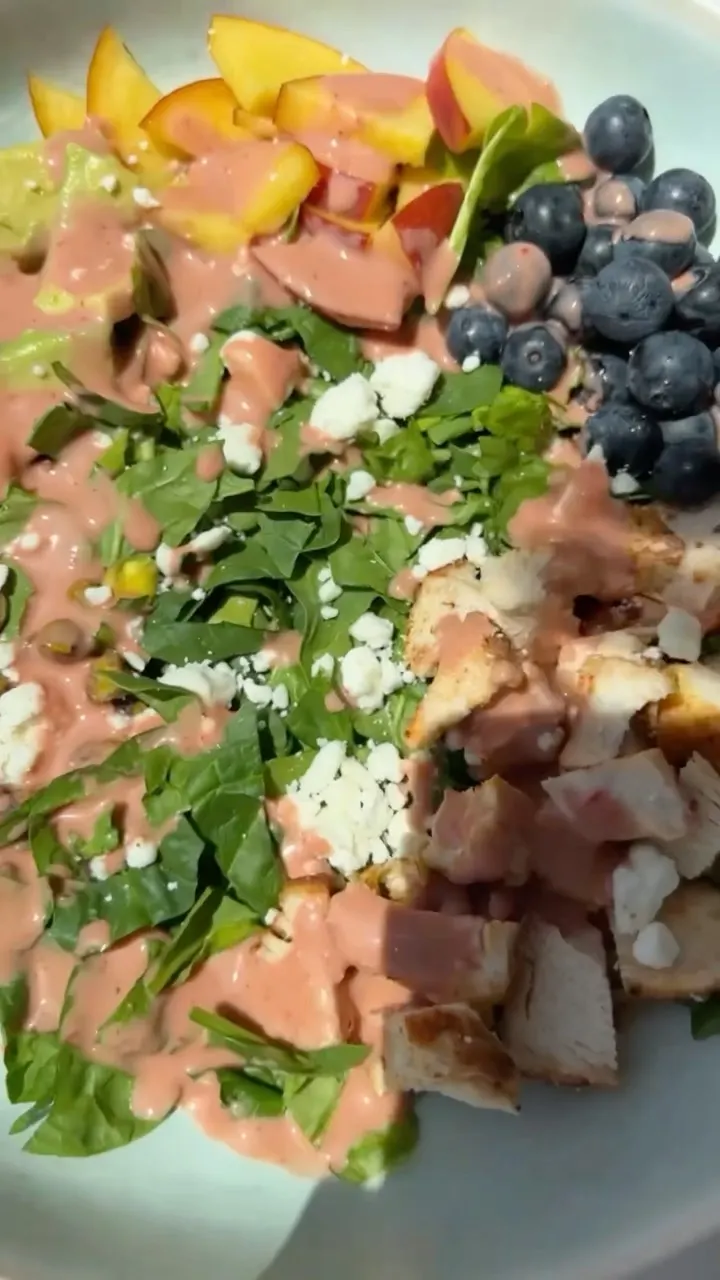 strawberry-balsamic-dressing-salad