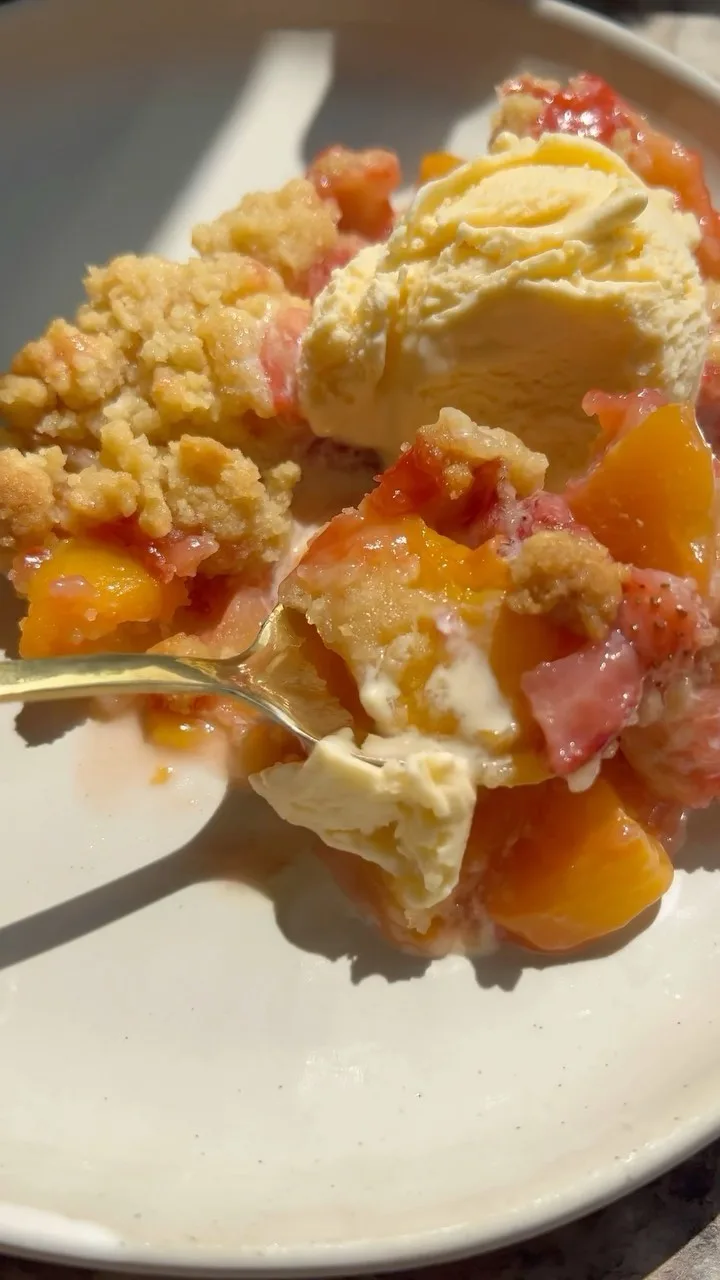 strawberry-peach-crumble