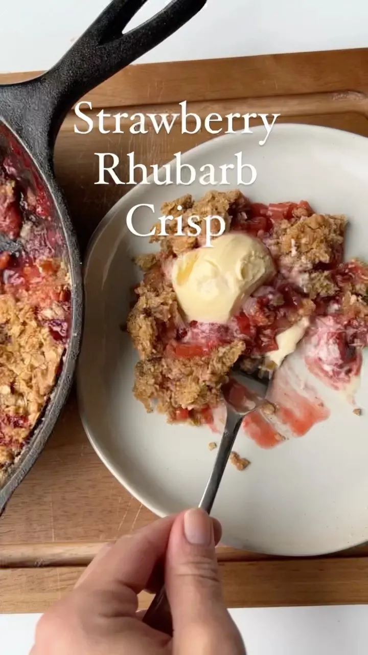 skillet-strawberry-rhubarb-crisp
