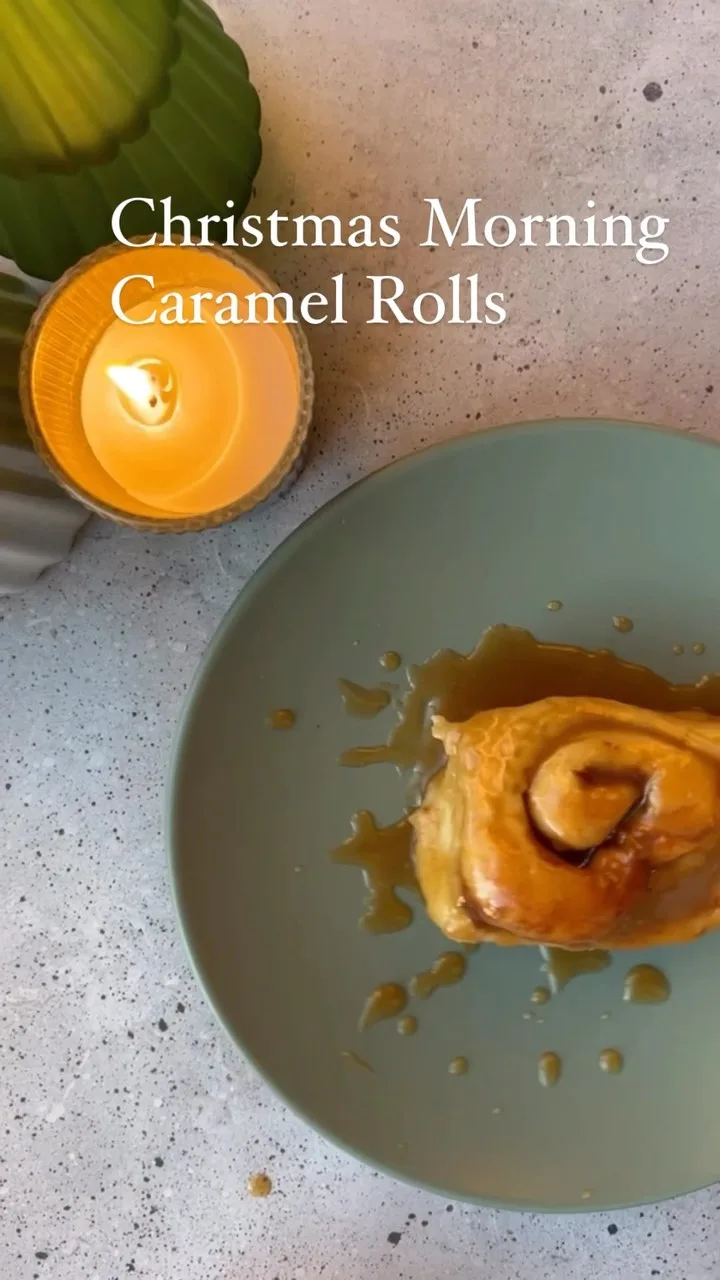 caramel-sauce-cinnamon-rolls