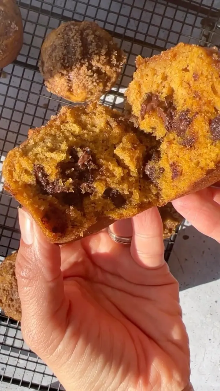 pumpkin-banana-muffins-with-dark-chocolate