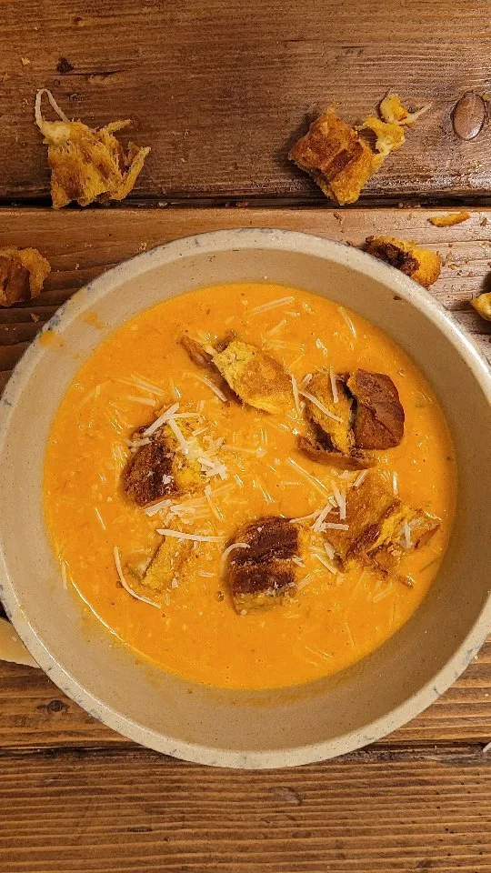 roasted-tomato-soup-with-pumpkin-brioche-grilled-cheese-croutons