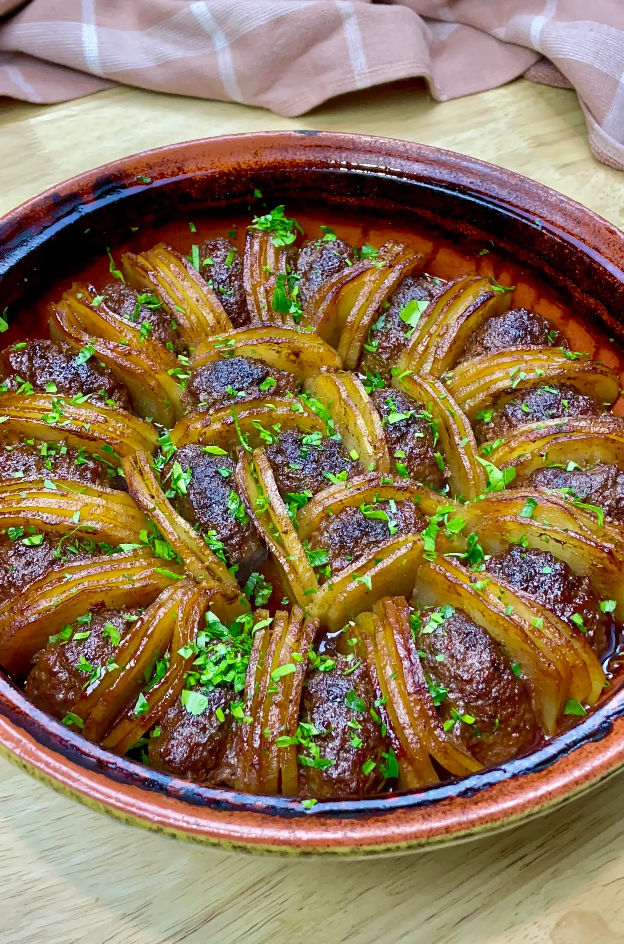 sliced-potatoes-with-meatballs