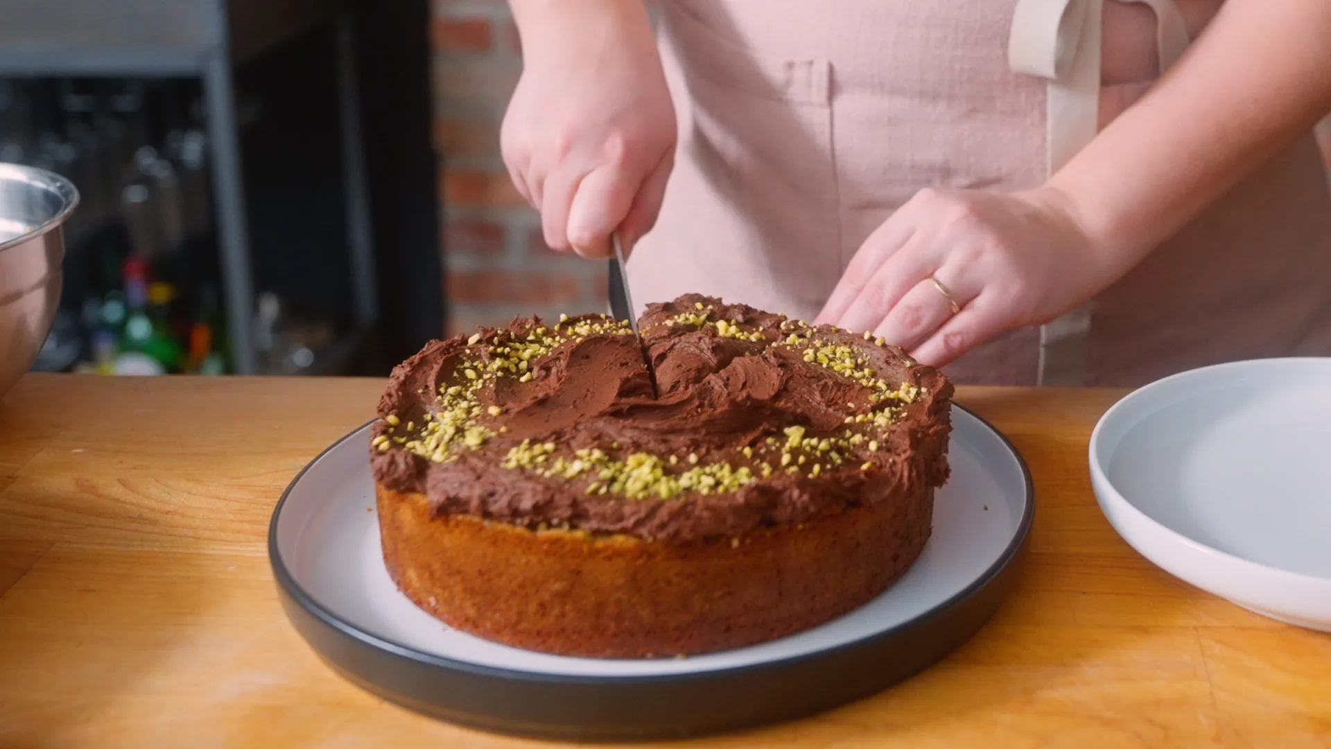 pistachio-cake-with-chocolate-ganache