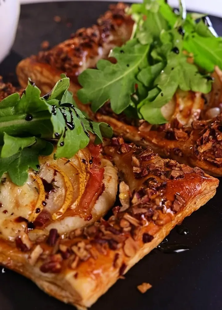 deluxe-pear-blue-cheese-and-prosciutto-pastry