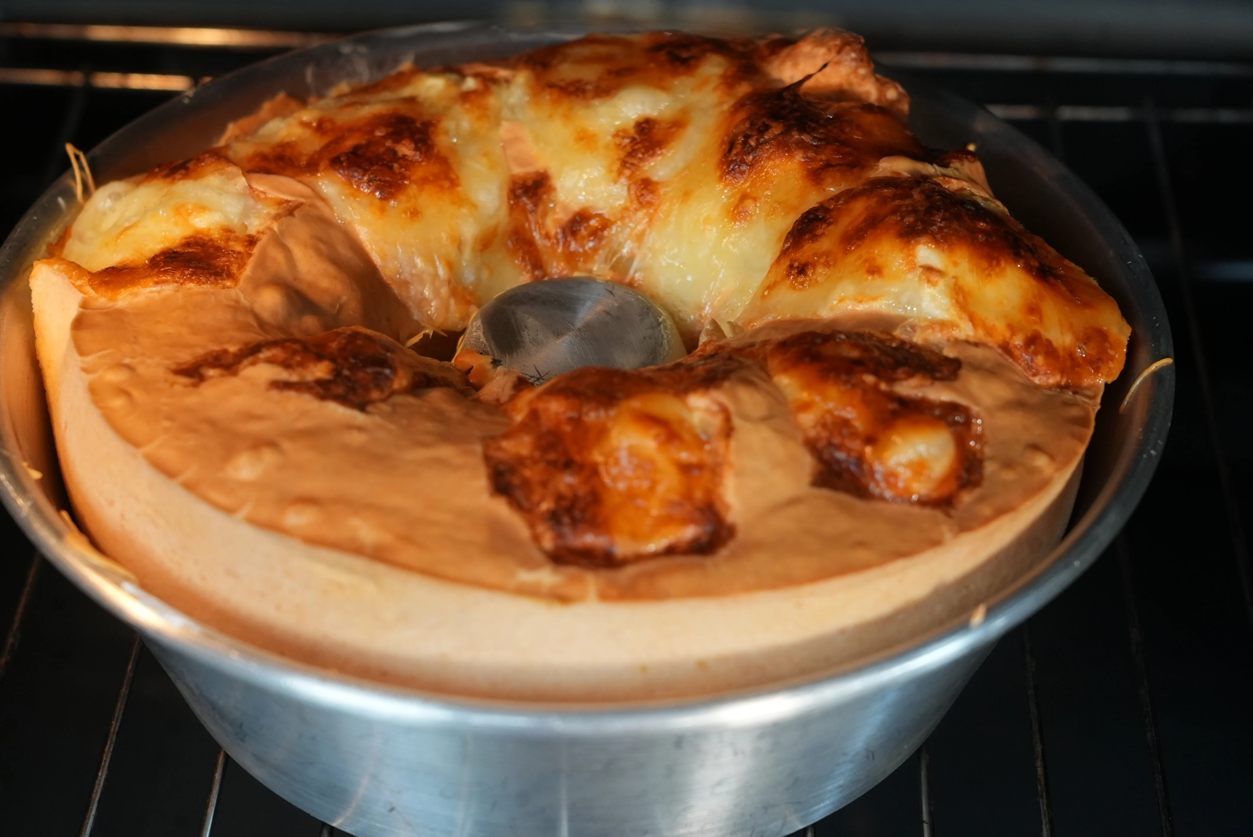 bolo-de-pao-de-queijo(golden-brazilian-cheese-bread-cake)