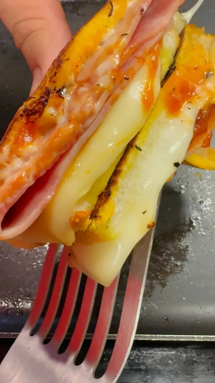 tostada-de-jamon-y-queso-y-tocino-con-cafe