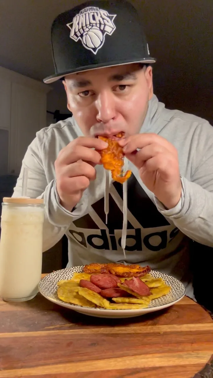 tostones-con-salami-y-queso(frito-verde)-y-morir-sonando-de-naranja-agria