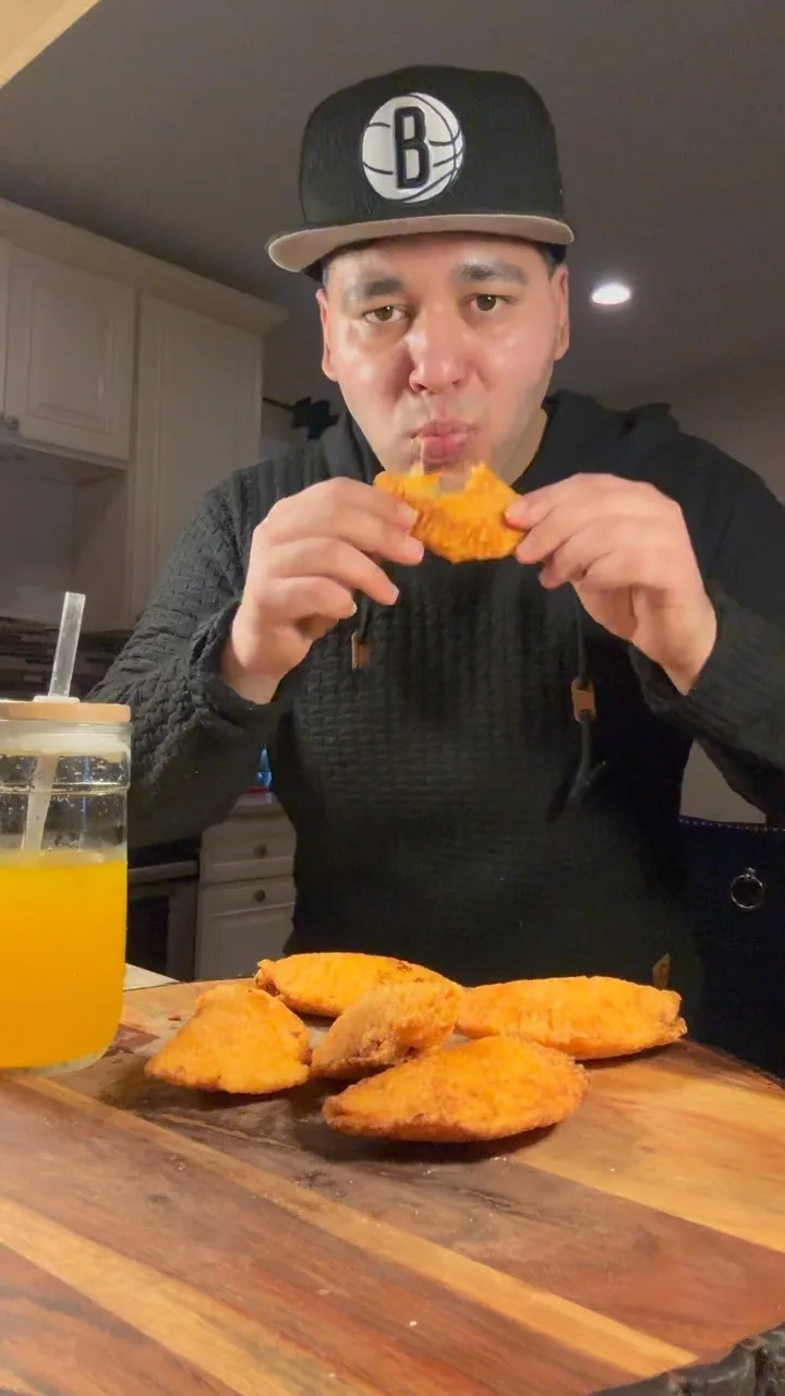 empanadas-de-yuca-con-pollo-y-queso-y-jugo-de-chinola-(maracuya)