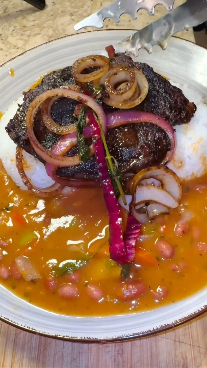 bistec-encebollado-de-sirloin-con-arroz-y-habichuela