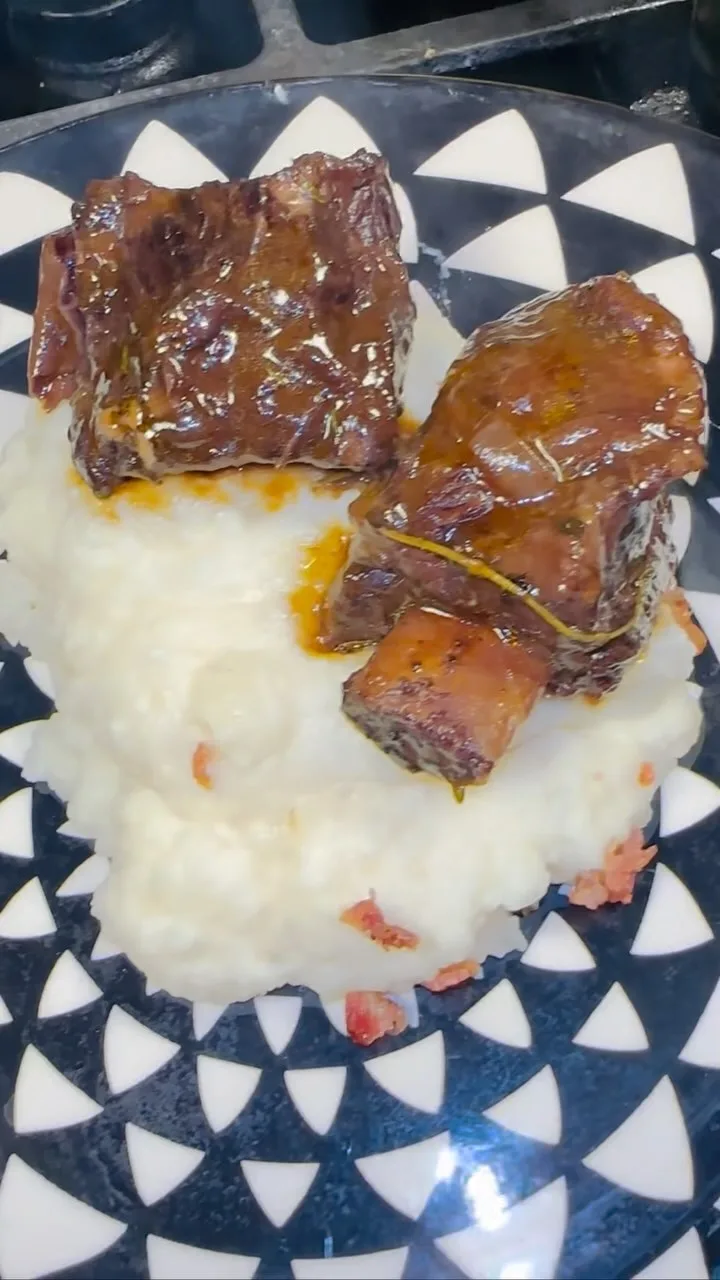 costillas-de-res-ahogadas-al-vino-tinto-con-pure-de-papas