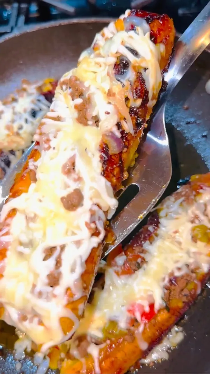 platano-maduro-caramelizado-relleno-de-carne-molida-y-queso-mozzarella