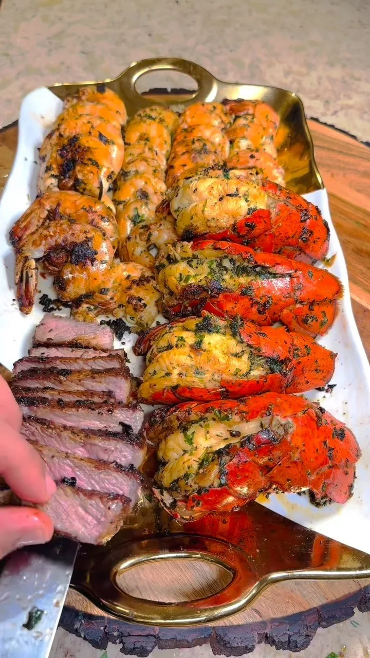 cola-de-langosta-con-camarones-y-bistec-de-ny-sin-hueso