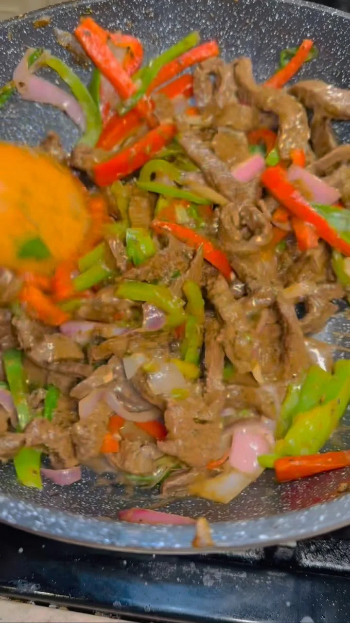 salteado-de-carne-de-res-con-aji-y-cebolla