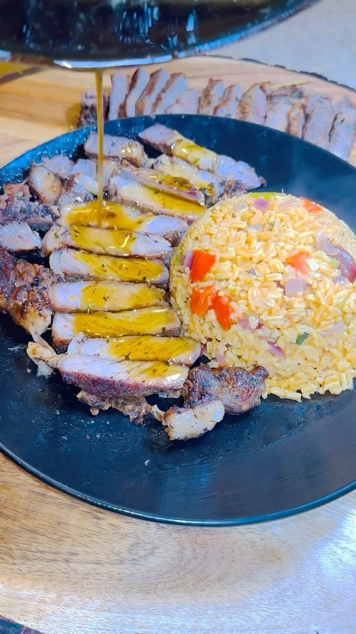 moro-de-habichuela-roja-con-bistec-de-chuleton-sin-hueso-ribeye-steaks-with-rice-and-beans