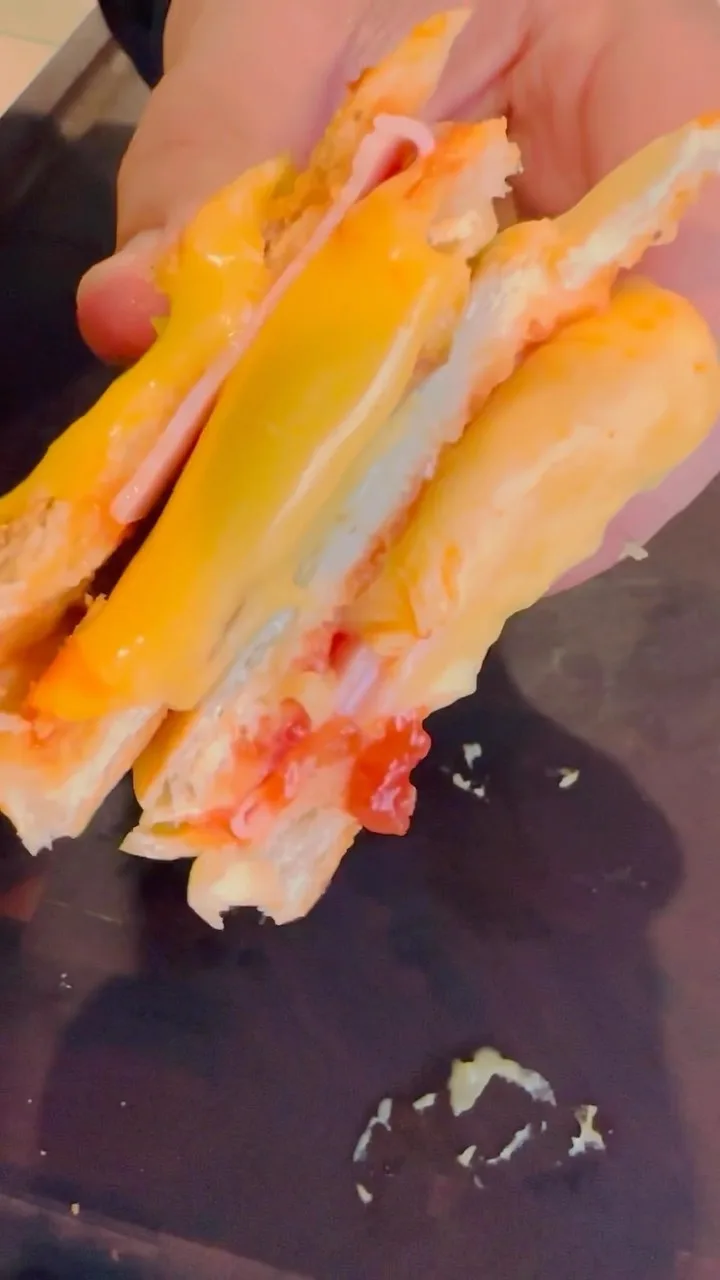 cafe-con-leche-y-tostada-de-jamon-y-queso
