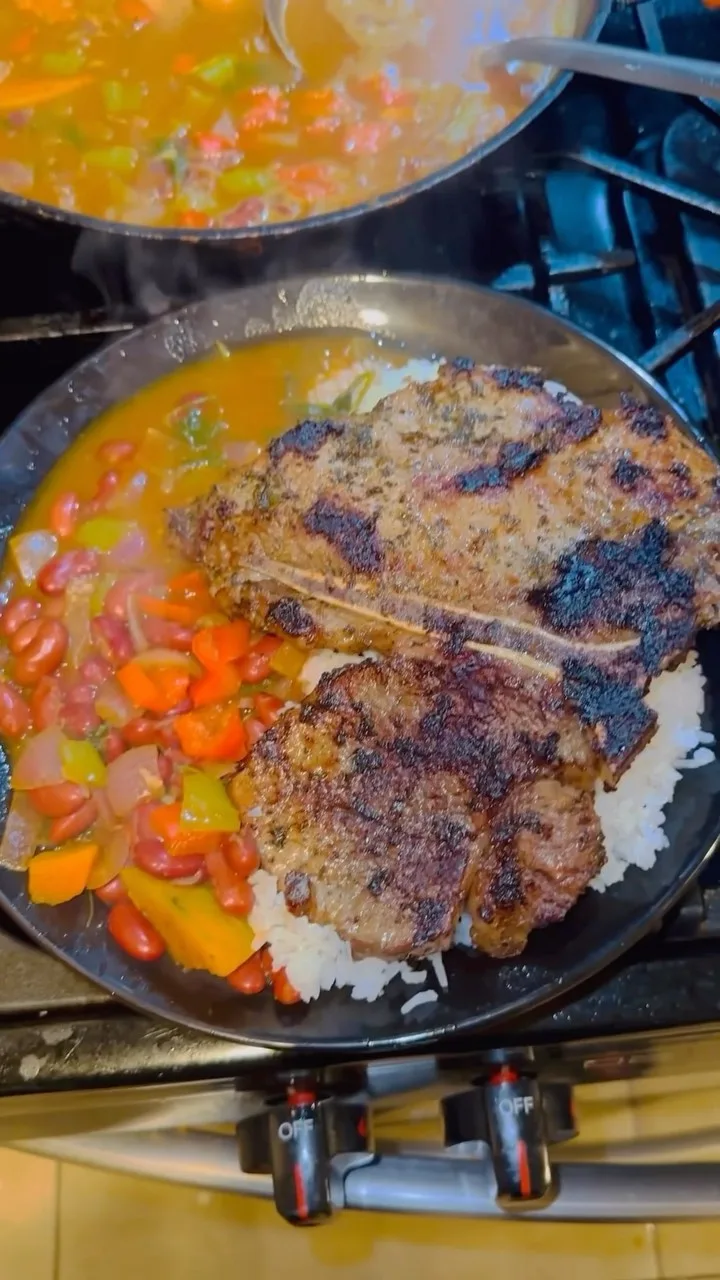 arroz-blanco-y-habichuelas-con-carne-la-bandera-tri-color-dominicana