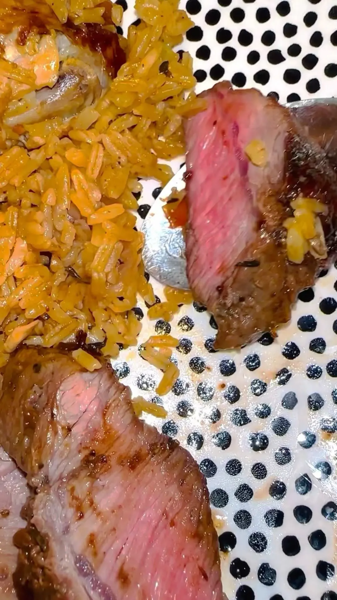 locrio-de-pollo-acompanado-con-un-bistec-de-res
