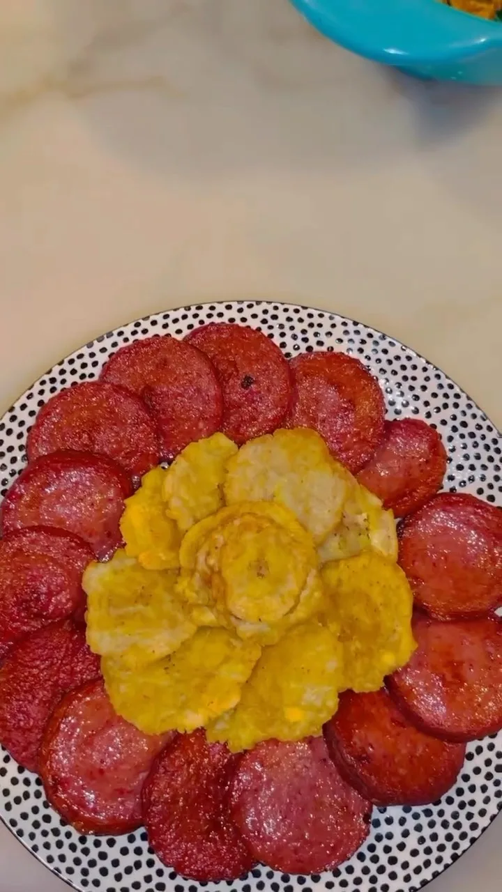 fritos-verdes-con-salami(tostones)