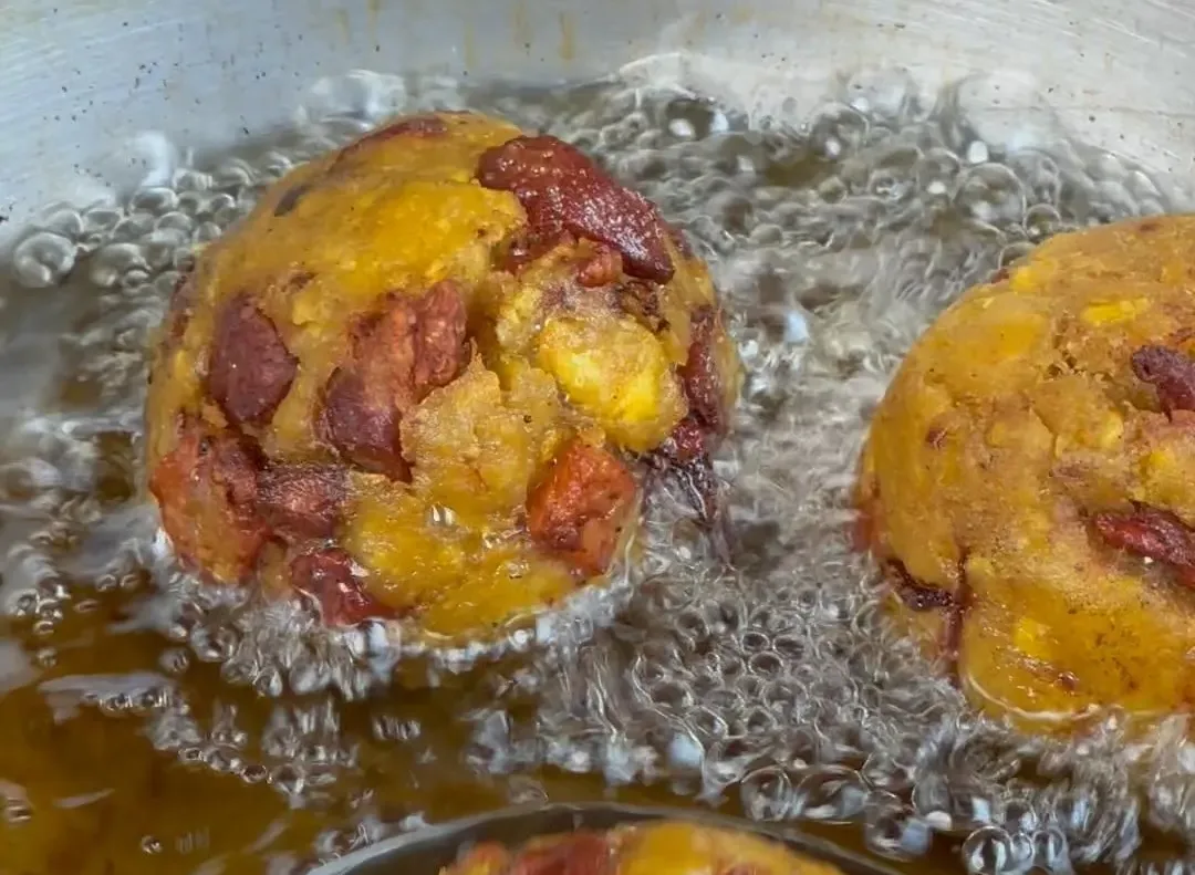 bolon-de-queso-con-chicharron