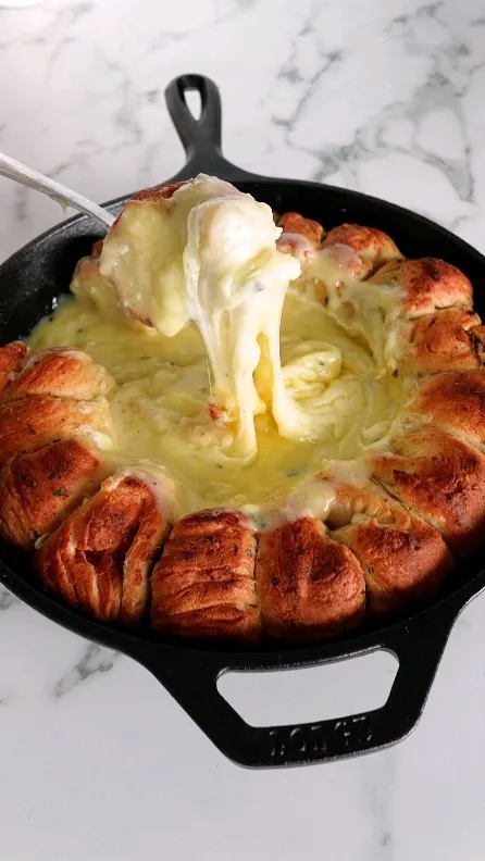 garlic-butter-biscuit-brie-bake