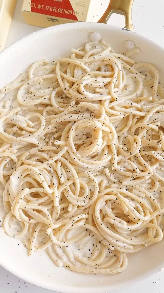 gruyere-cacio-e-pepe-mac-and-cheese-using-@thegiadzy-bucatini-by-@giadadelaurentiis