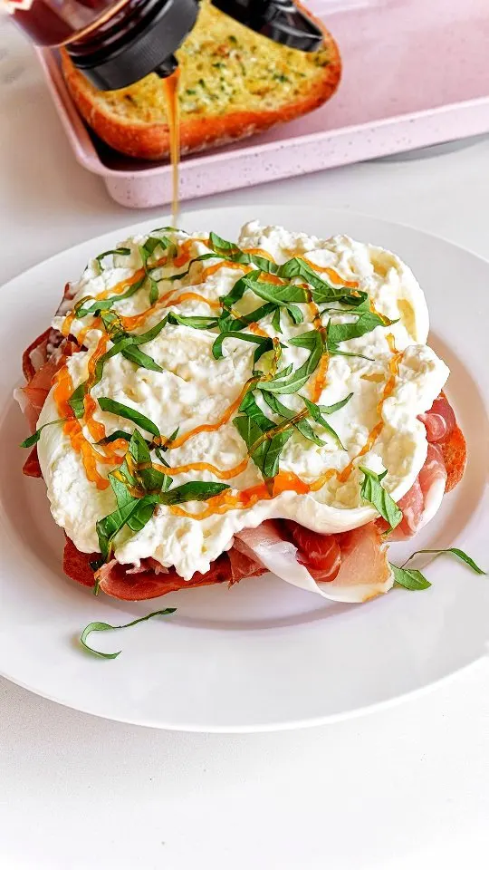 garlic-bread-sandwich-with-burrata-prosciutto-basil-and-hot-honey