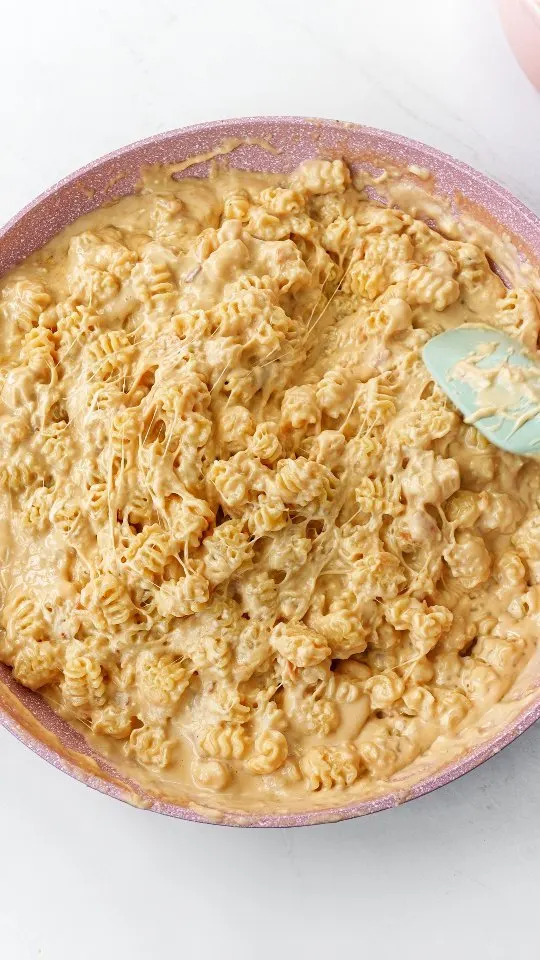 onion-dip-mac-and-cheese-with-crispy-fried-onion-strings