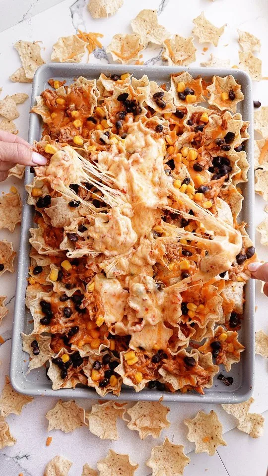 bbq-nachos-with-a-spicy-chili-raclette