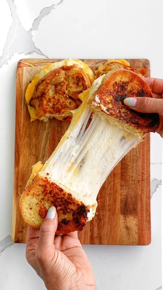garlic-bread-grilled-cheese