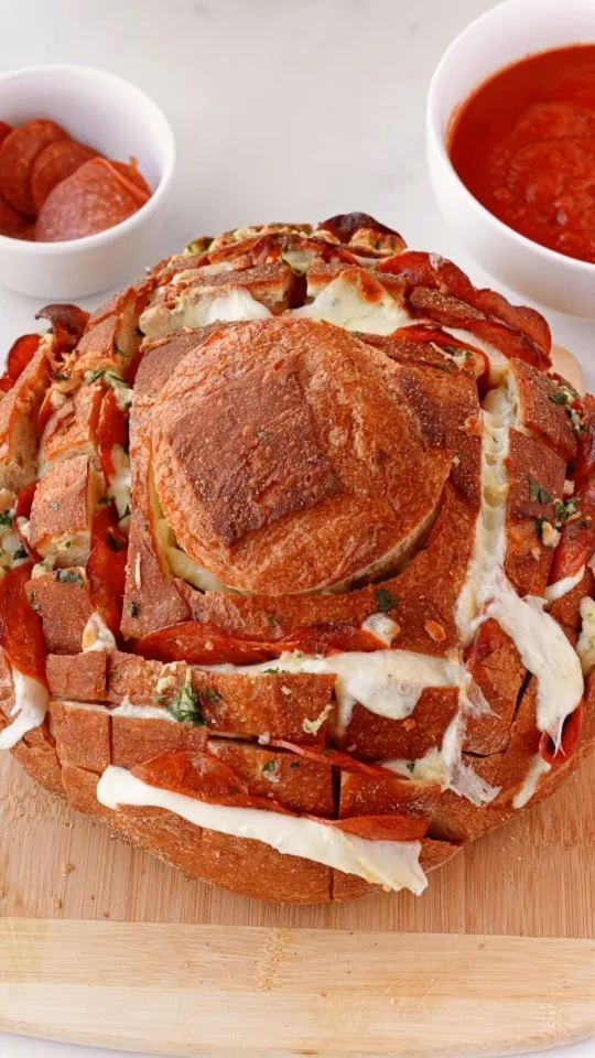 pizza-pull-apart-garlic-bread-with-sauce-for-dipping