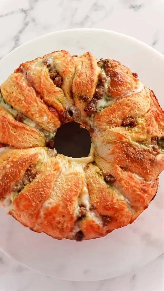 cheesy-pesto-and-marinara-sausage-wreath