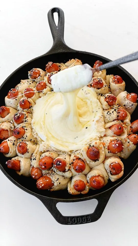 cheesy-pigs-in-a-blanket-pull-apart-bread