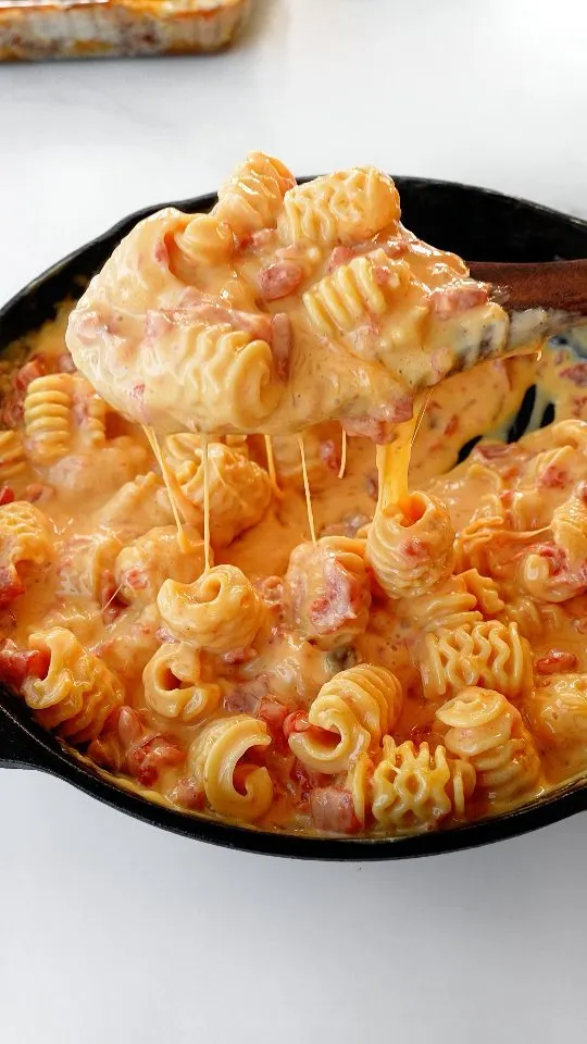 ro*tel-queso-dip-with-pasta