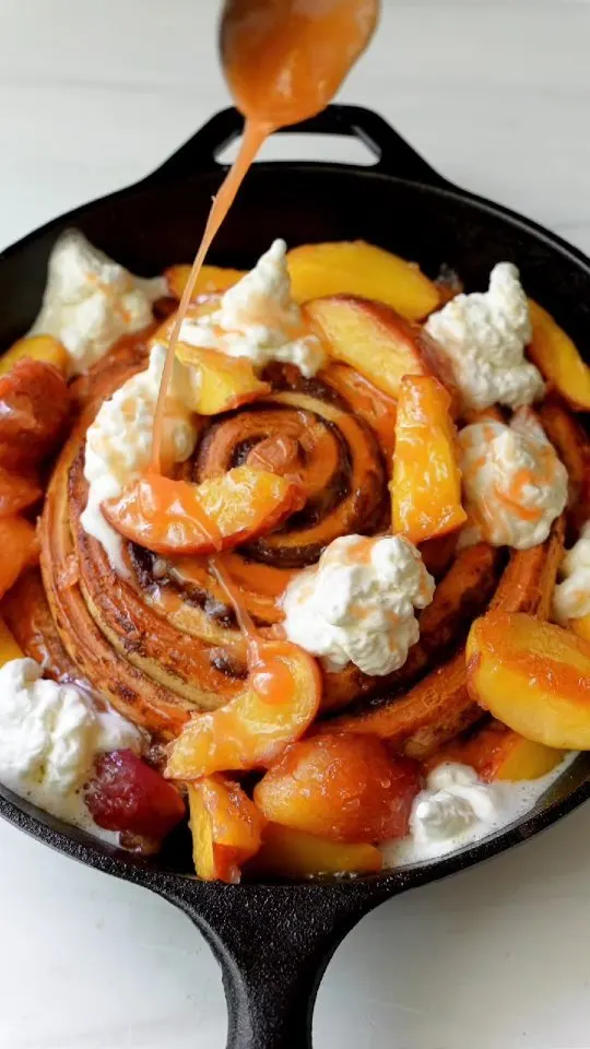 peaches-and-cream-cinnabun-cinnamon-bun